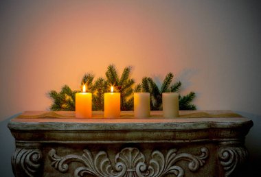 Şöminede dört tane Advent mumu.