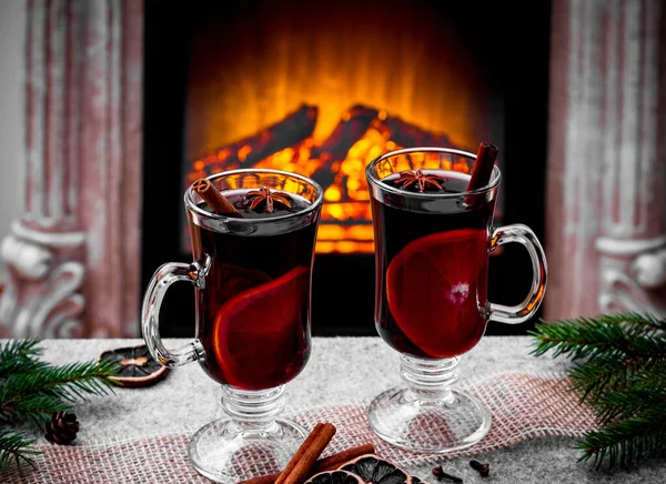 Dos copas de vino caliente junto a la chimenea — Foto de Stock