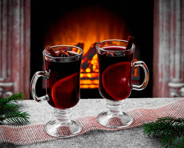 Deux verres à vin chaud près de la cheminée — Photo