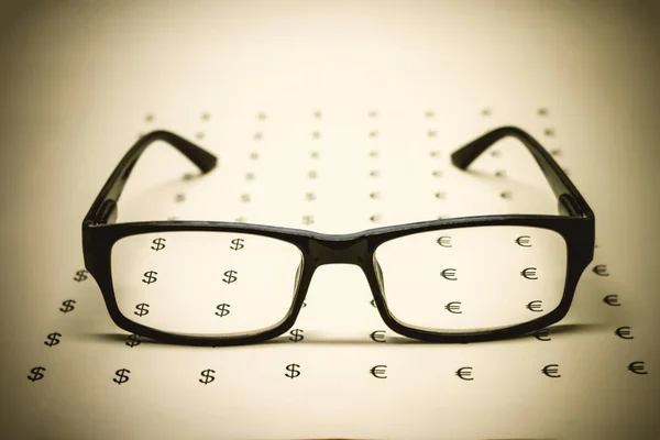Óculos sobre papel com dólares e euros — Fotografia de Stock