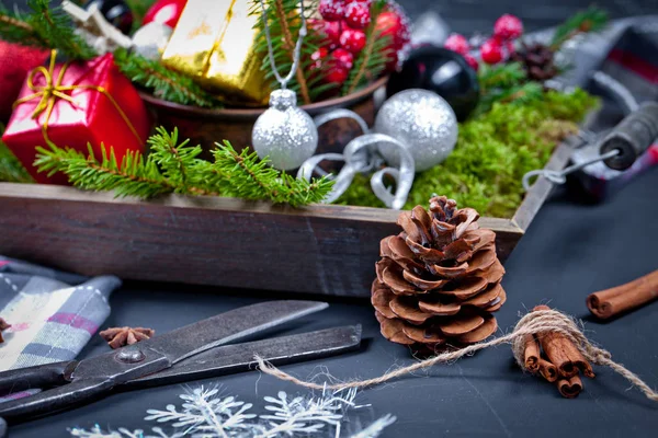 Decoraciones caseras de Navidad en la oscuridad — Foto de Stock