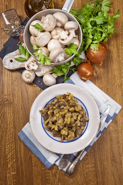 Ahşap üzerinde taze champignon mantar