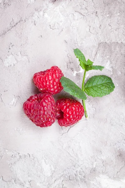 Frische Himbeeren und Äpfel auf altem Holzteller auf Betongrund. gesundes Konzept. Natürliche gesunde Ernährung. — Stockfoto