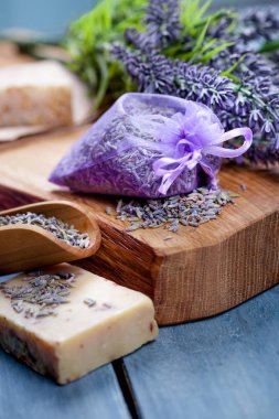 Lavanta tohumu ve çiçekler ile kurulu