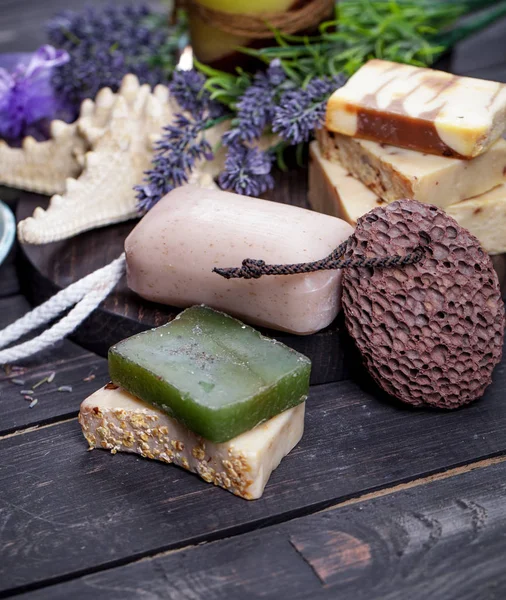 Colección con jabones y flores de lavanda —  Fotos de Stock