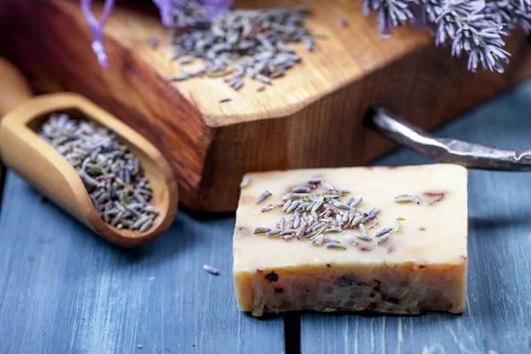 Lavanta tohumu ve çiçekler ile kurulu 