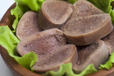 Haşlanmış Dana dil ve salata yaprakları 