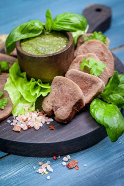 Sığır dili pesto ile haşlanmış 