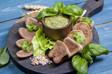 Sığır dili pesto ile haşlanmış 