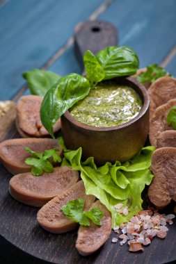 Sığır dili pesto ile haşlanmış 