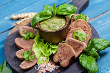 Sığır dili pesto ile haşlanmış 