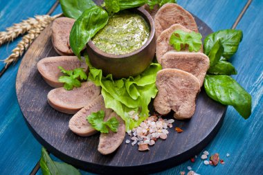 Sığır dili pesto ile haşlanmış