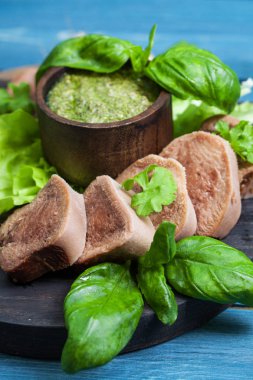 Sığır dili pesto ile haşlanmış 