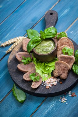 Sığır dili pesto ile haşlanmış 
