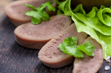 Haşlanmış Dana dil ve salata