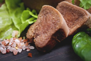 Haşlanmış Dana dil ve salata