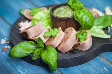 Sığır dili pesto ile haşlanmış 