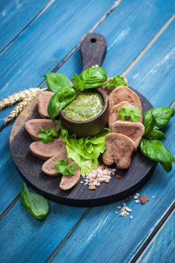 Sığır dili pesto ile haşlanmış 