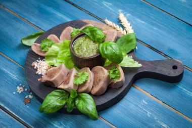 Sığır dili pesto ile haşlanmış 