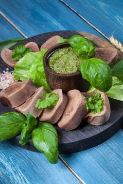Sığır dili pesto ile haşlanmış
