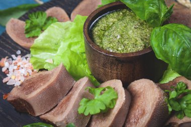 Sığır dili pesto ile haşlanmış
