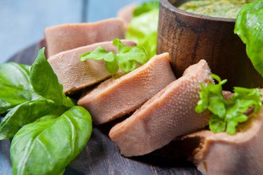 Sığır dili pesto ile haşlanmış 