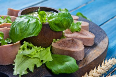 Sığır dili pesto ile haşlanmış 