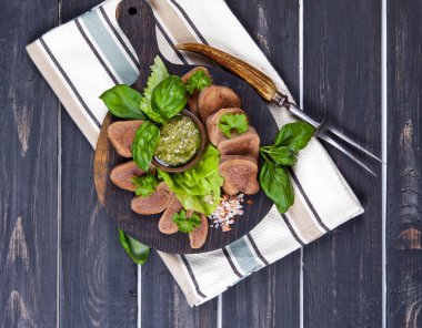 Sığır dili pesto ile haşlanmış 