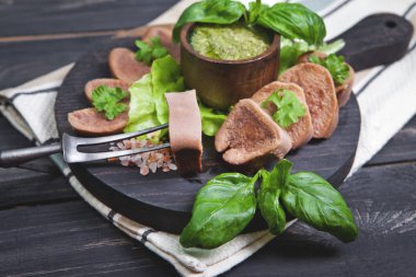 Sığır dili pesto ile haşlanmış 