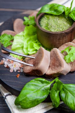 Sığır dili pesto ile haşlanmış 