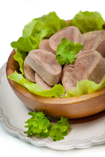 Вареный говяжий язык и листья салата — стоковое фото