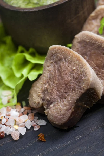 Gotowane Ozorki wołowe i sałatka — Zdjęcie stockowe