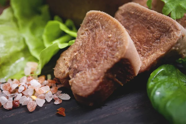 Haşlanmış Dana dil ve salata