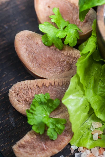 Gekookt rundvlees tong en salade — Stockfoto