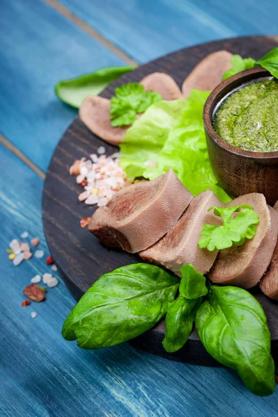 Gekookt rundvlees tong met pesto — Stockfoto