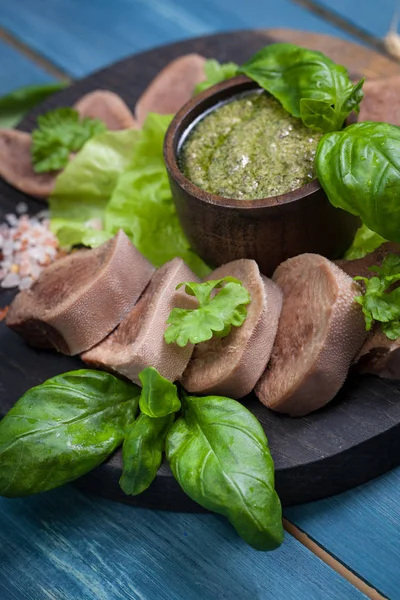 Gekochte Rinderzunge mit Pesto — Stockfoto