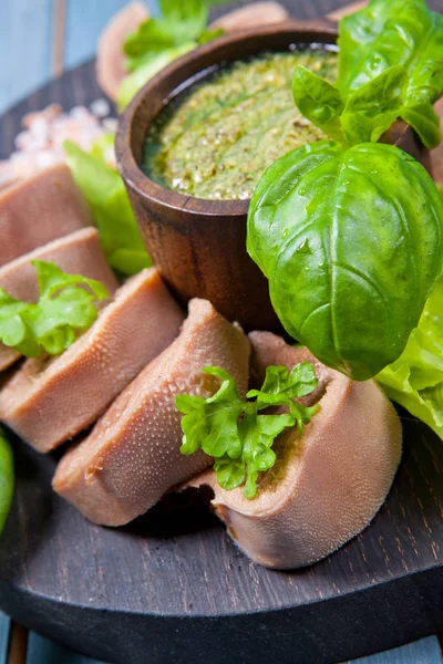 Gekochte Rinderzunge mit Pesto — Stockfoto