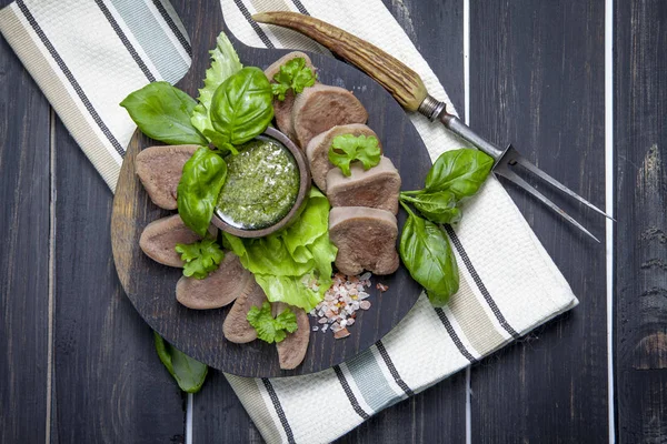 Gekochte Rinderzunge mit Pesto — Stockfoto