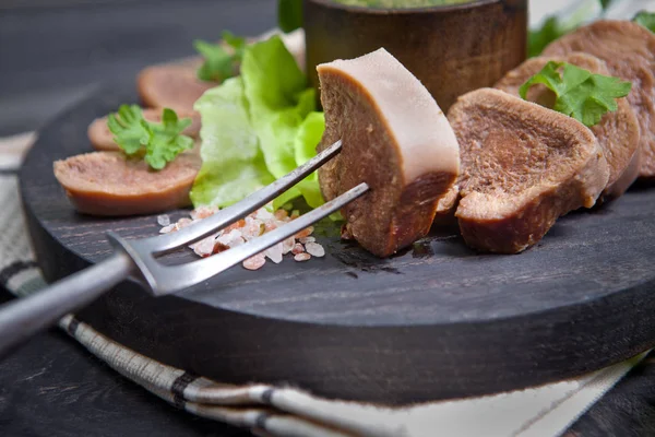 Sığır dili pesto ile haşlanmış