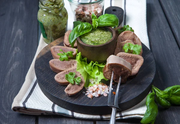 Gekochte Rinderzunge mit Pesto — Stockfoto