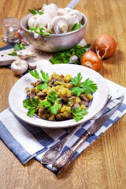 Tahta masada taze şampiyon mantarları.