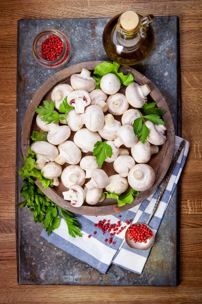 Champignon paddestoelen op houten tafel — Stockfoto