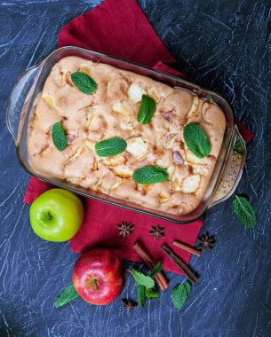 Elmalı turta rustik koyu arka plan üzerinde