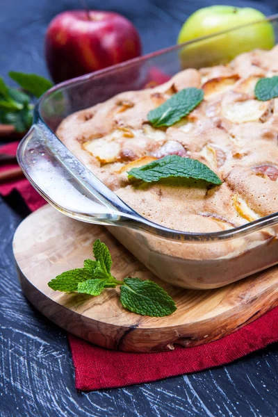 Torta di mele su sfondo rustico scuro — Foto Stock