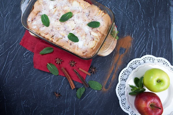 Jablečný koláč na tmavém pozadí rustikální — Stock fotografie