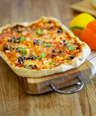 ahşap tahta üzerinde yüce pizza