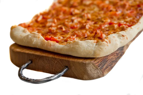 Najwyższy pizzy na desce — Zdjęcie stockowe
