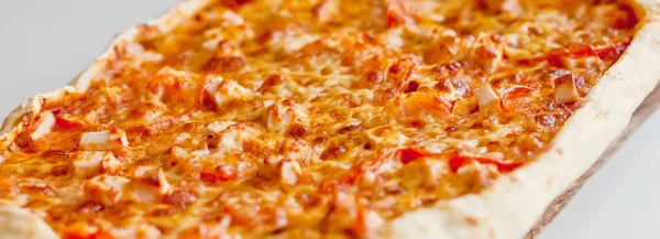Najwyższy pizzy na desce — Zdjęcie stockowe