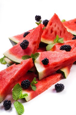 Beyaz arka planda karpuz dilimleri ve nane yaprakları. sağlıklı vejetaryen yemekleri 