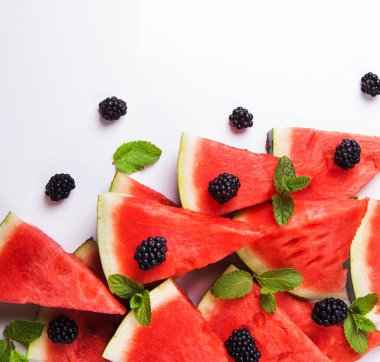 Beyaz arka planda karpuz dilimleri ve nane yaprakları. sağlıklı vejetaryen yemekleri 